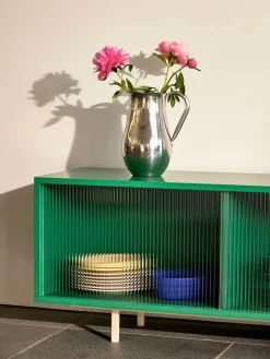 Colour Cabinet, medium med glasdøre fra Hay