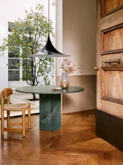 Daumiller Side Chair, black pine fra GUBI