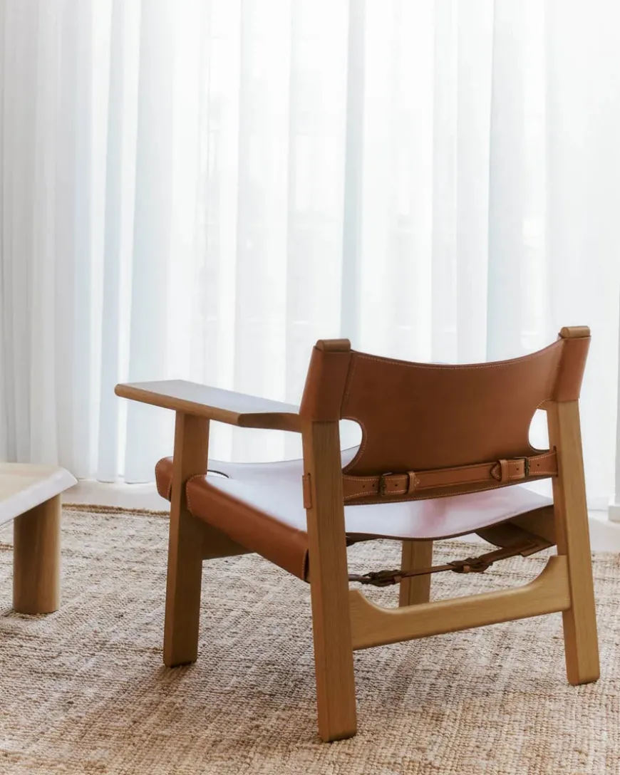 Den Spanske Stol i sort læder, valnød olie af Børge Mogensen