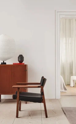 Den Spanske Stol i sort læder, eg sort lak af Børge Mogensen