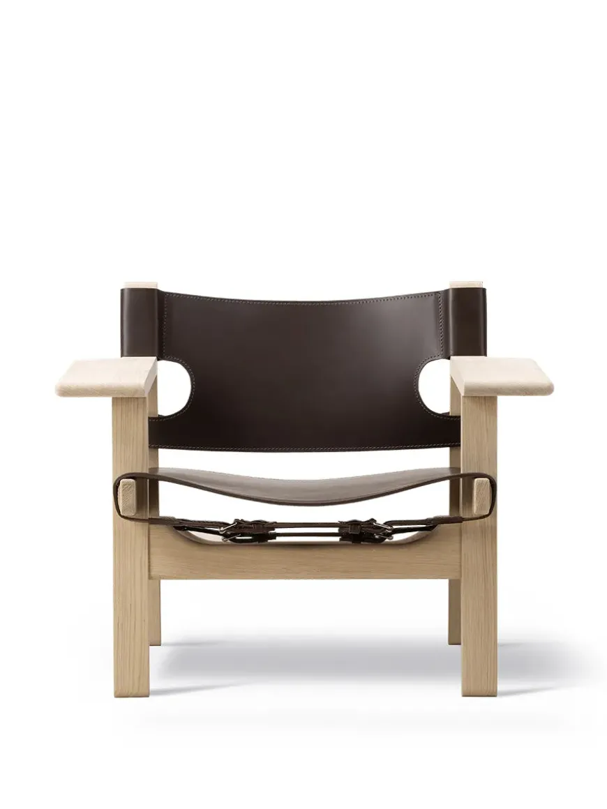 Den Spanske Stol i sort læder, eg olie af Børge Mogensen