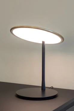 Disc table light, brushed brass fra Nine