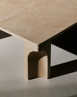 Doric Coffee Table 80 x 80 cm, Neutral White Travertine fra GUBI