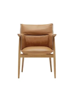 E005 Embrace Chair af EOOS