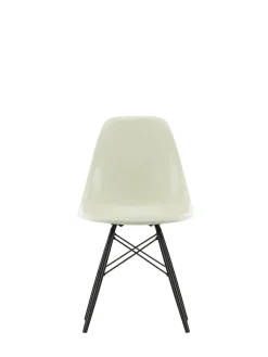 Eames Fiberglass Chair DSW, sortlakeret ahorn fra Vitra