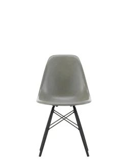 Eames Fiberglass Chair DSW, sortlakeret ahorn fra Vitra