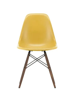Eames Fiberglass Chair DSW, mørkbejdset ahorn fra Vitra