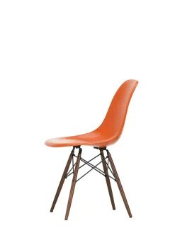 Eames Fiberglass Chair DSW, mørkbejdset ahorn fra Vitra