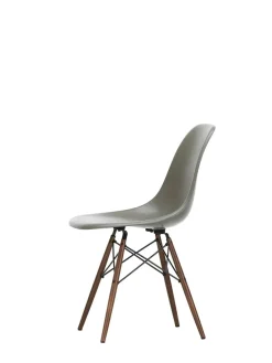 Eames Fiberglass Chair DSW, mørkbejdset ahorn fra Vitra