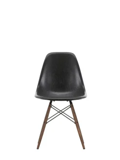 Eames Fiberglass Chair DSW, mørkbejdset ahorn fra Vitra