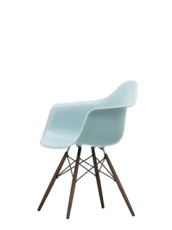 Eames Plastic Armchair DAW, mørkbejdset ahorntræ fra Vitra
