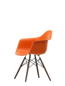 Eames Plastic Armchair DAW, mørkbejdset ahorntræ fra Vitra