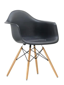 Eames Plastic Armchair DAW, ahorntræ fra Vitra