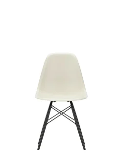Eames Plastic Side Chair DSW, sortlakeret ahorntræ fra Vitra