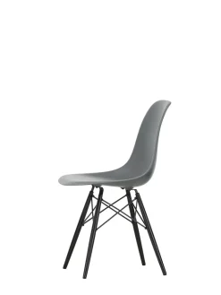 Eames Plastic Side Chair DSW, sortlakeret ahorntræ fra Vitra