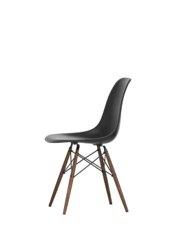Eames Plastic Side Chair DSW, mørkbejdset ahorntræ fra Vitra
