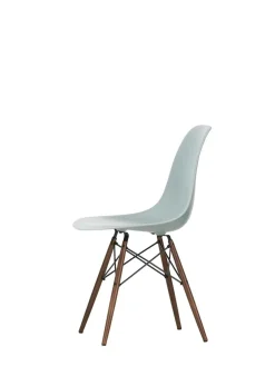 Eames Plastic Side Chair DSW, mørkbejdset ahorntræ fra Vitra