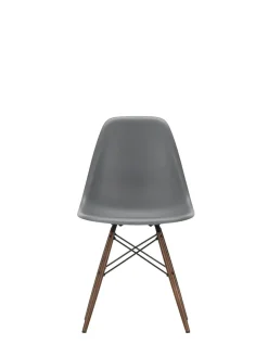 Eames Plastic Side Chair DSW, mørkbejdset ahorntræ fra Vitra