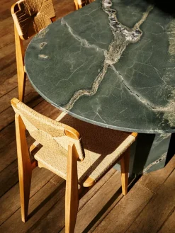 Epic Outdoor Dining Table, elliptical fra GUBI