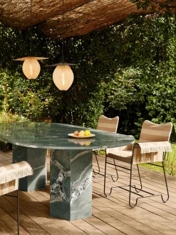 Epic Outdoor Dining Table, elliptical fra GUBI