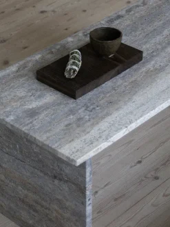 Fjer Sofabord 160 cm, travertin silver fra Wabi Sabi Nordic