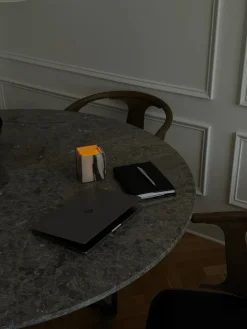 Florence spisebord Ø145, white carrea fra New Works