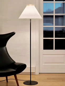 334H Gulvlampe, buttermilk fra Le Klint