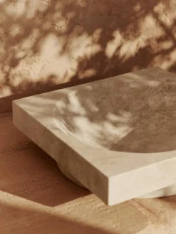 Hew low centrepiece, travertin fra Ferm Living