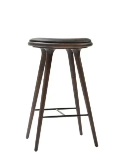 Høj barstol i mørkbejdset bøg fra Mater