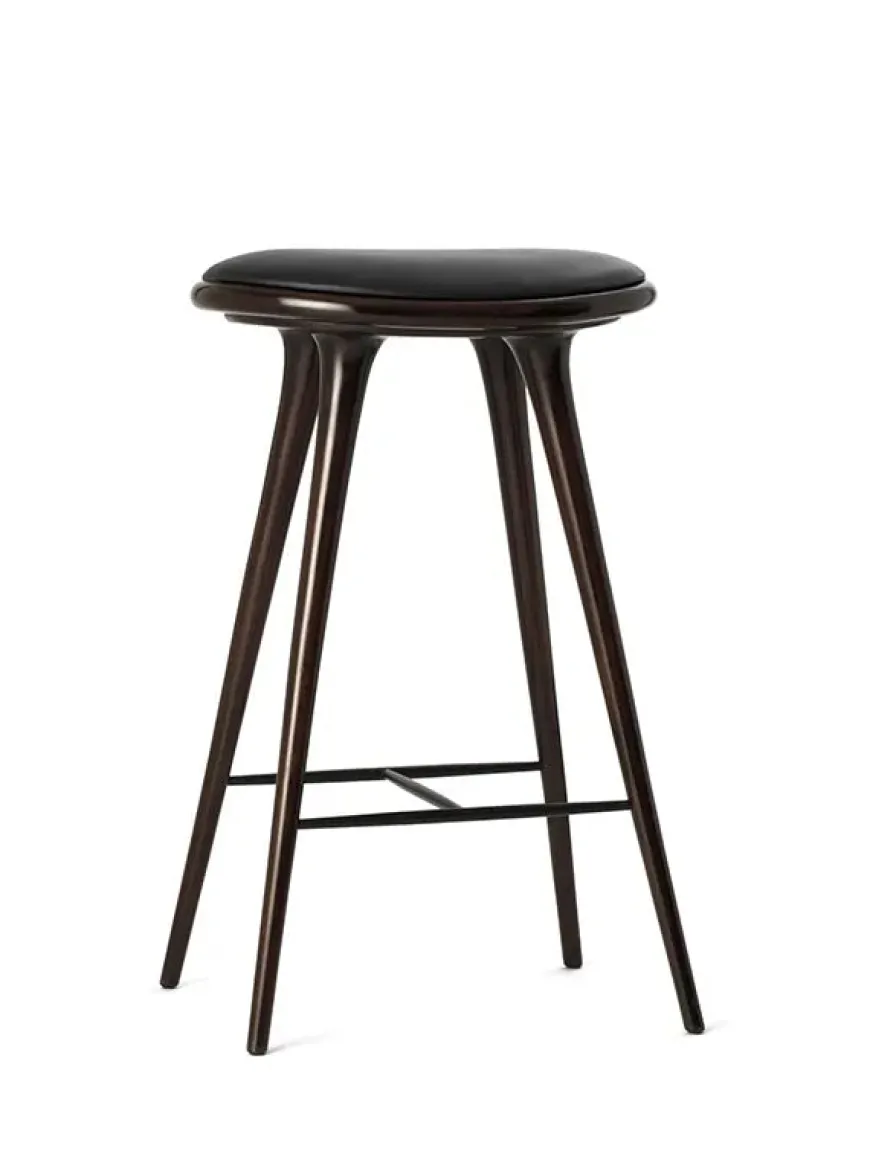 Høj barstol i sæbebehandlet eg fra Mater