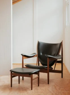 Høvdingestol, eg olie af Finn Juhl