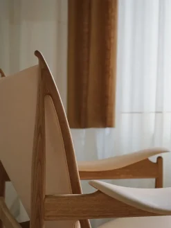 Høvdingestol, eg olie af Finn Juhl