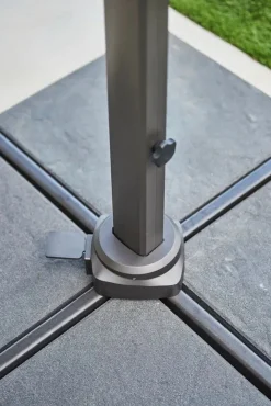 Hyde Luxe Parasol 3x3 m. med tilt inkl. fod fra Cane-line