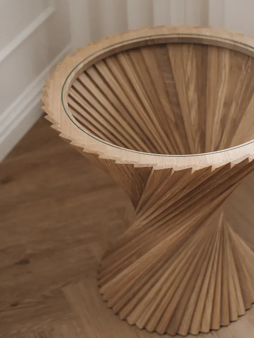 HYPERBEL sidebord. lys eg fra VIA Copenhagen