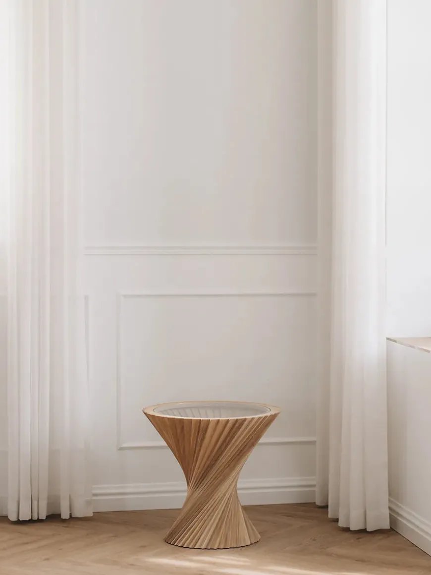 HYPERBEL sidebord. lys eg fra VIA Copenhagen