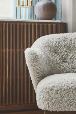 Ingeborg med Fodskammel, moonlight fra Audo Copenhagen