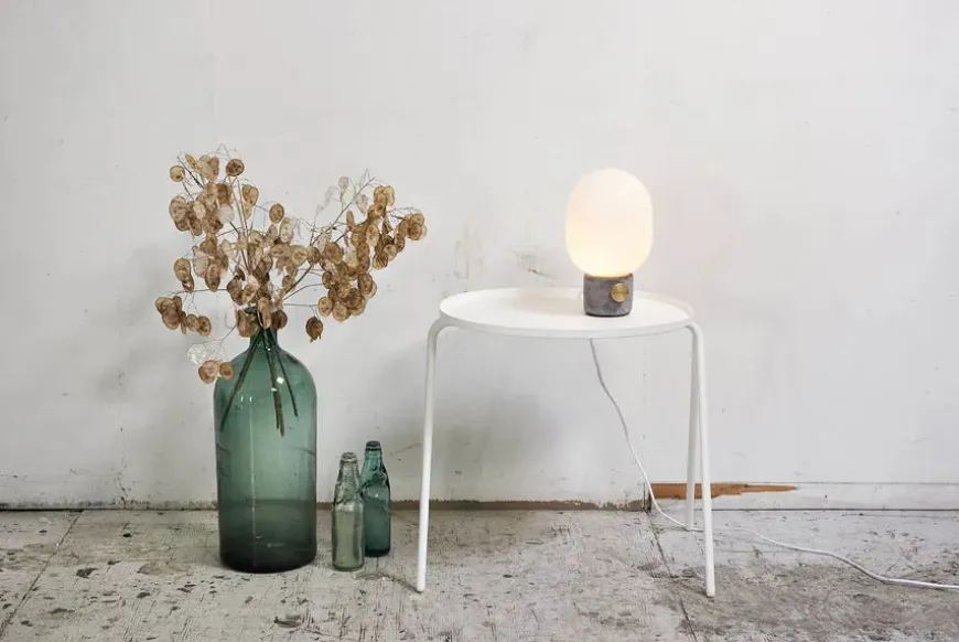 JWDA Table Lamp, red travertine stone fra Audo Copenhagen