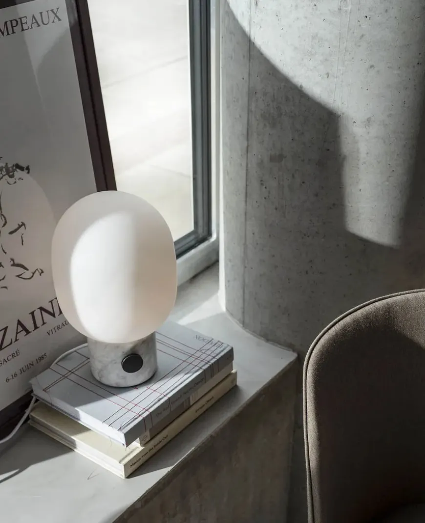 JWDA Table Lamp, red travertine stone fra Audo Copenhagen