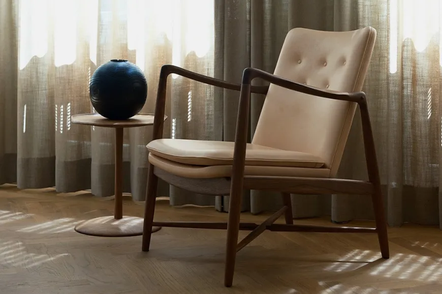 Kaminstolen, eg klar olie af Finn Juhl