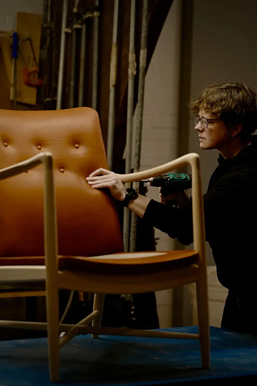 Kaminstolen, eg klar olie af Finn Juhl