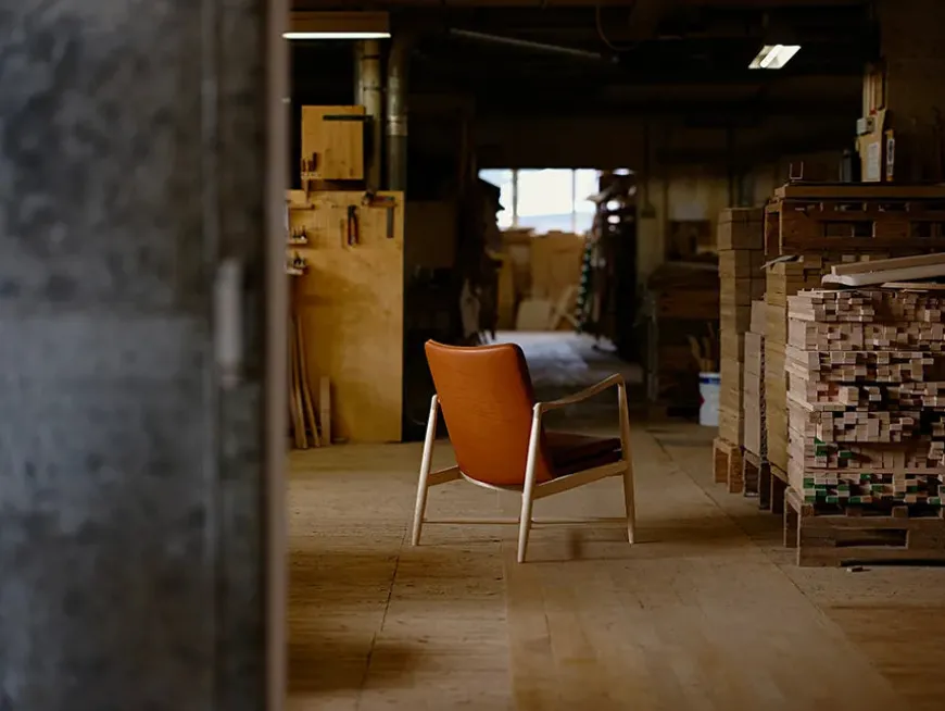 Kaminstolen, eg klar olie af Finn Juhl