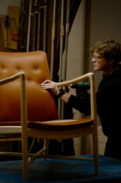 Kaminstolen, valnød af Finn Juhl