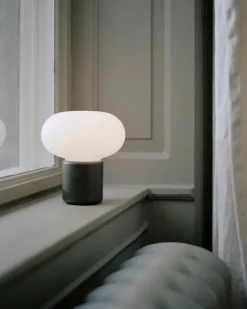 Karl-Johan portable bordlampe, Cold Black fra New Works