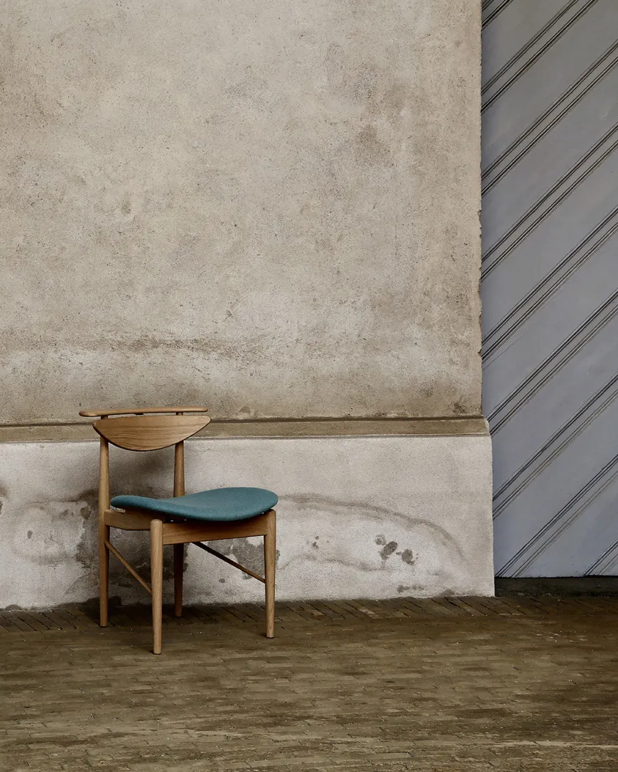 Karmstolen, eg olie/valnød af Finn Juhl