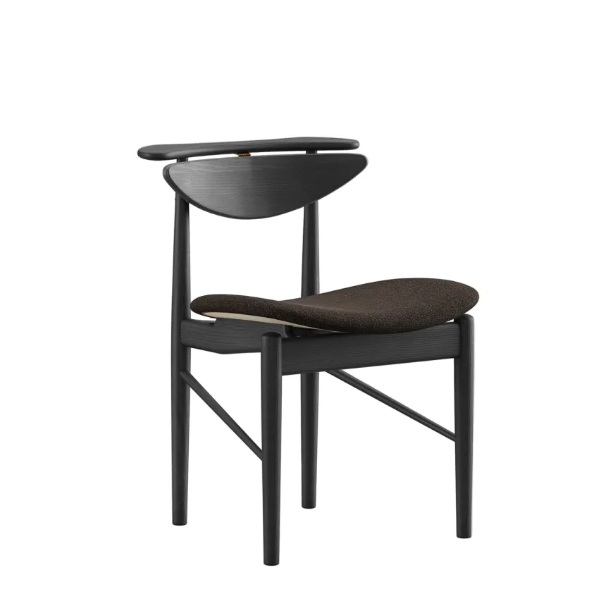 Karmstolen, eg olie/valnød af Finn Juhl