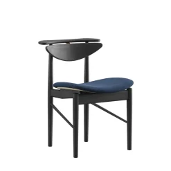 Karmstolen, eg olie/valnød af Finn Juhl