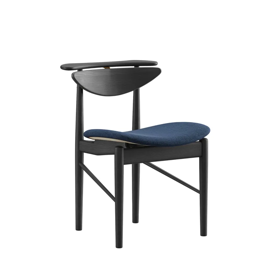 Karmstolen, eg olie/valnød af Finn Juhl