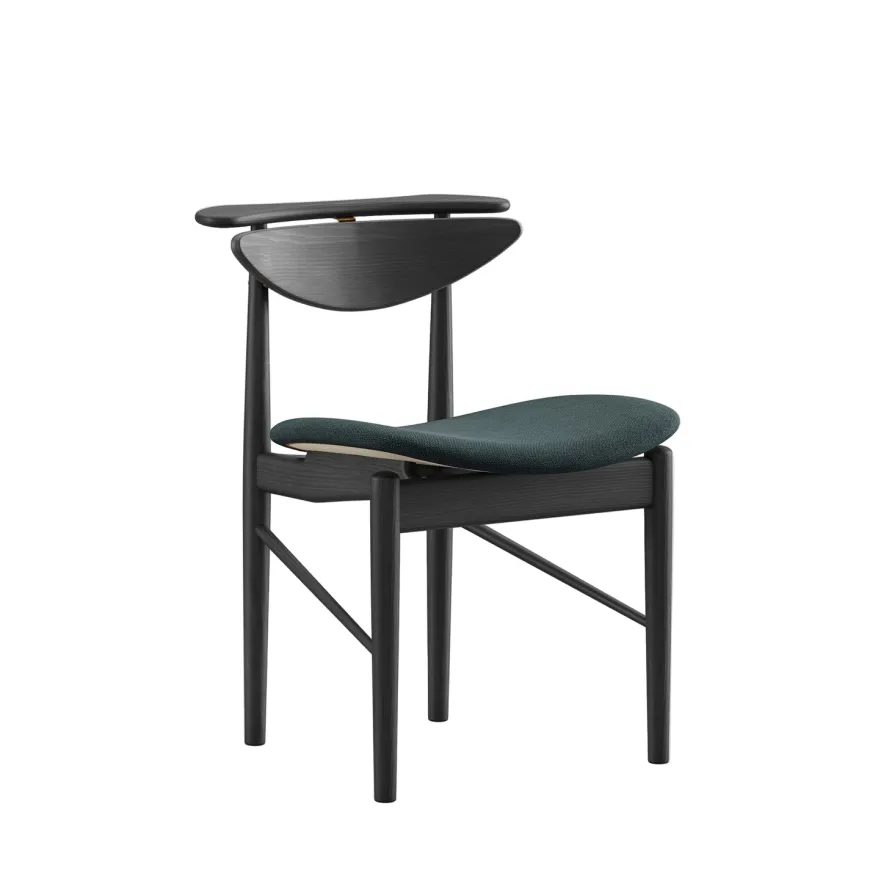 Karmstolen, eg olie/valnød af Finn Juhl