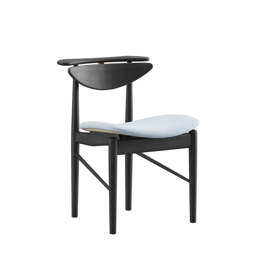 Karmstolen, eg olie/valnød af Finn Juhl