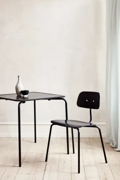 Kevi 2060 stol i sort lak fra Montana